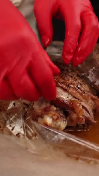 Szef Kuchni Przygotowuje Potrawę Mięsa Kuchni Zbliżenie — Wideo stockowe