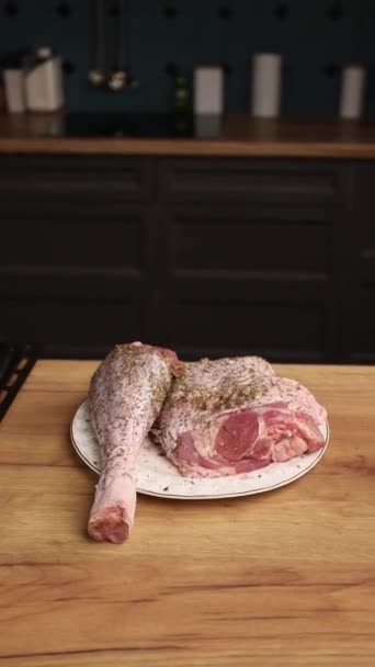 Kocken Tillagar Rätt Kött Köket Närbild — Stockvideo