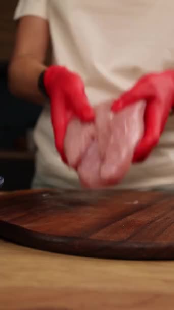 Σεφ Κόβει Ωμό Κρέας Στον Πίνακα Κοντινό Πλάνο — Αρχείο Βίντεο