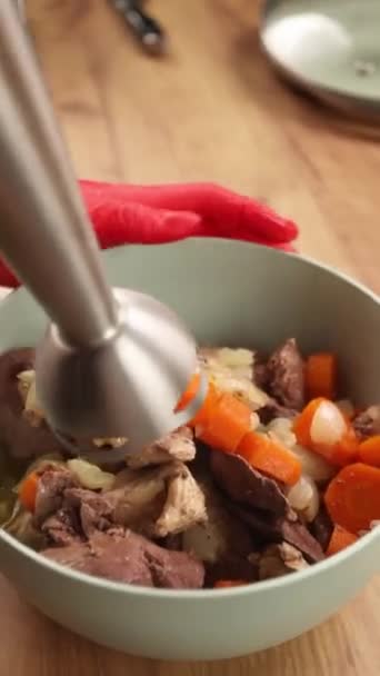 요리사는 부엌에서 고기의 요리를 준비합니다 클로즈업 — 비디오