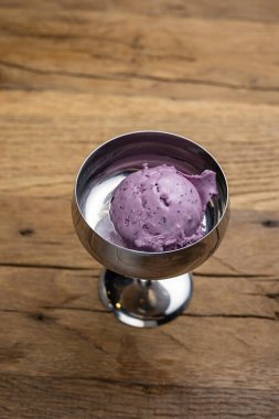 Şekerleme dükkanında nefis bir dondurma. Yakın plan.