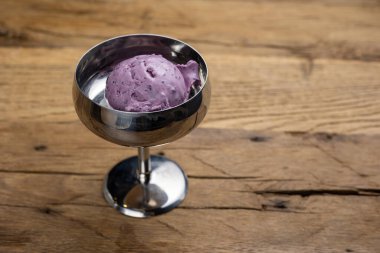 Şekerleme dükkanında nefis bir dondurma. Yakın plan.