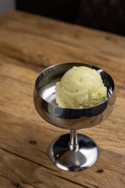 Şekerleme dükkanında nefis bir dondurma. Yakın plan.