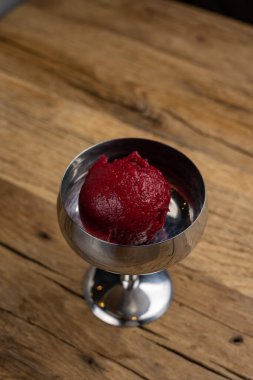 Şekerleme dükkanında nefis bir dondurma. Yakın plan.