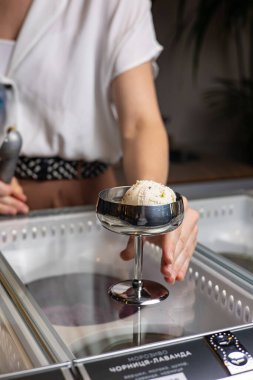 Şekerleme dükkanında nefis bir dondurma. Yakın plan.