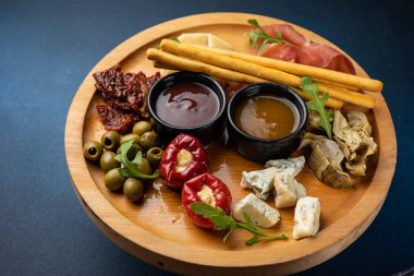 Hafif ve lezzetli soğuk aperatifler. Kapat.