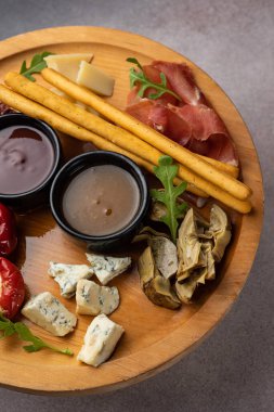 Hafif ve lezzetli soğuk aperatifler. Kapat.