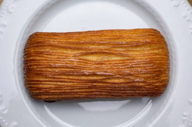 Ahşap bir masada lezzetli aromalı hamur işleri. Kapat.