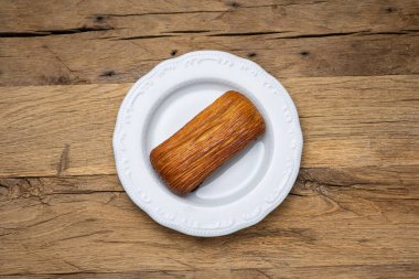 Ahşap bir masada lezzetli aromalı hamur işleri. Kapat.