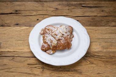 Ahşap bir masada lezzetli aromalı hamur işleri. Kapat.