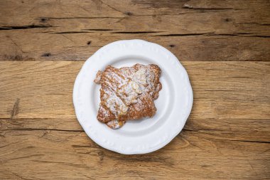 Ahşap bir masada lezzetli aromalı hamur işleri. Kapat.