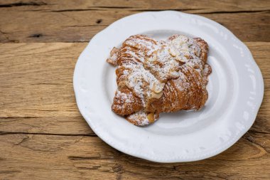Ahşap bir masada lezzetli aromalı hamur işleri. Kapat.