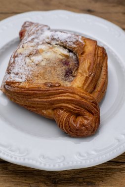 Ahşap bir masada lezzetli aromalı hamur işleri. Kapat.