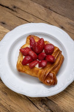 Ahşap bir masada lezzetli aromalı hamur işleri. Kapat.