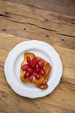 Ahşap bir masada lezzetli aromalı hamur işleri. Kapat.