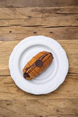 Ahşap bir masada lezzetli aromalı hamur işleri. Kapat.