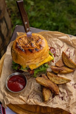 Masada lezzetli bir hamburger. Kapat.