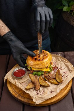 Masada lezzetli bir hamburger. Kapat.