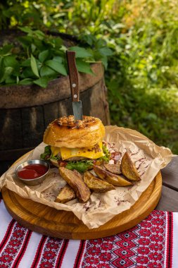 Masada lezzetli bir hamburger. Kapat.