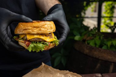 Masada lezzetli bir hamburger. Kapat.