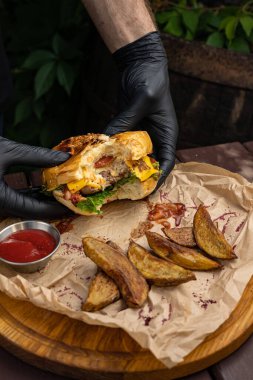 Masada lezzetli bir hamburger. Kapat.