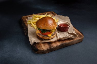 Masada lezzetli bir hamburger. Kapat.