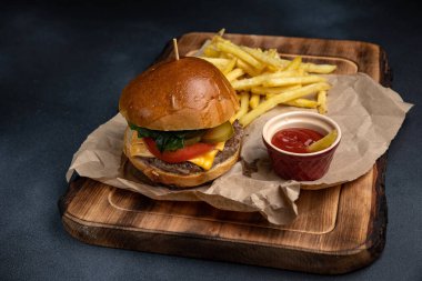 Masada lezzetli bir hamburger. Kapat.