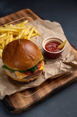 Masada lezzetli bir hamburger. Kapat.