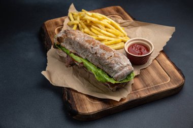 Masada nefis bir sandviç. Kapat.