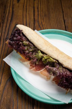 Masada nefis bir sandviç. Kapat.