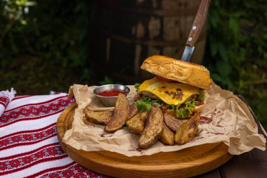 Masada lezzetli bir hamburger. Kapat.