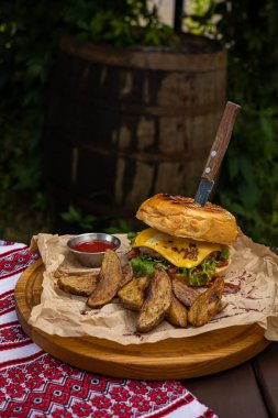 Masada lezzetli bir hamburger. Kapat.