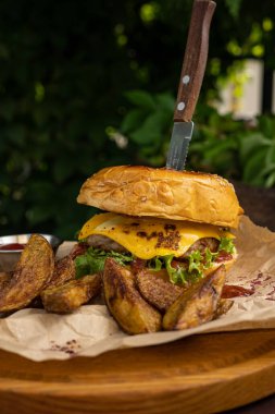 Masada lezzetli bir hamburger. Kapat.