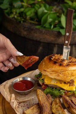 Masada lezzetli bir hamburger. Kapat.