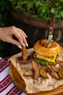 Masada lezzetli bir hamburger. Kapat.