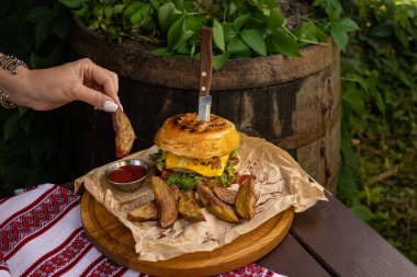 Masada lezzetli bir hamburger. Kapat.