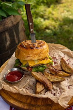 Masada lezzetli bir hamburger. Kapat.