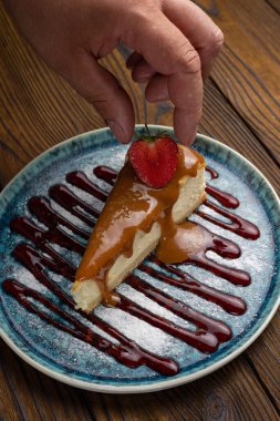 Masada lezzetli bir tatlı. Kapat.