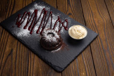 Masada lezzetli bir tatlı. Kapat.