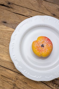 Masada lezzetli bir tatlı. Kapat.