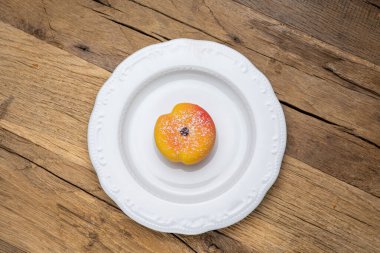 Masada lezzetli bir tatlı. Kapat.