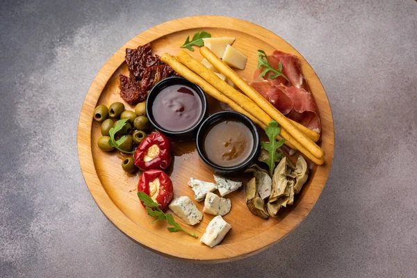 Hafif ve lezzetli soğuk aperatifler. Kapat.