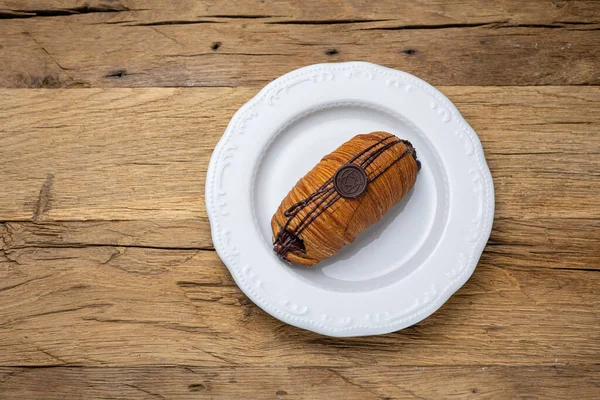 Ahşap bir masada lezzetli aromalı hamur işleri. Kapat.