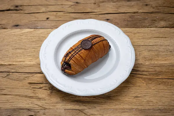 Ahşap bir masada lezzetli aromalı hamur işleri. Kapat.