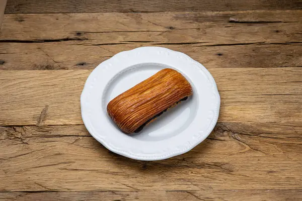 Ahşap bir masada lezzetli aromalı hamur işleri. Kapat.