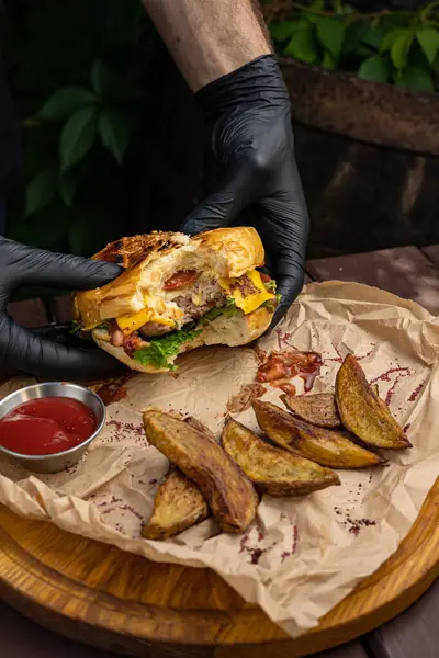 Masada lezzetli bir hamburger. Kapat.