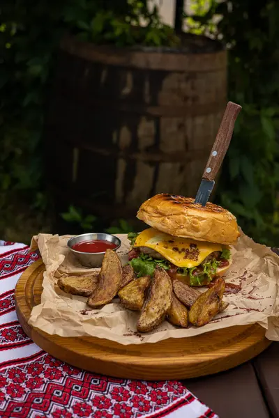 Masada lezzetli bir hamburger. Kapat.