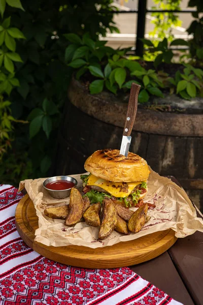 Masada lezzetli bir hamburger. Kapat.