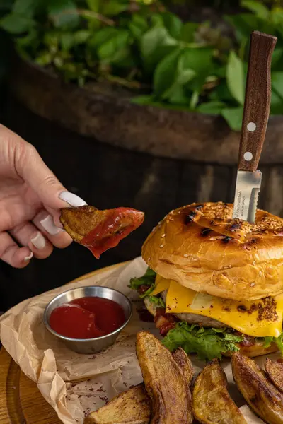 Masada lezzetli bir hamburger. Kapat.