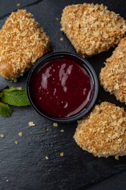 Soslu peynirli patates kızartması nefis. Kapat.